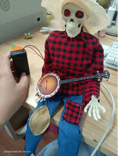 Esqueleto Tocando el Banjo (Decoración Halloween)